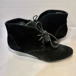 CROWN VINTAGE Tami Womens NWOT
Black Suede Wedge Ankle Boots Size 9.5